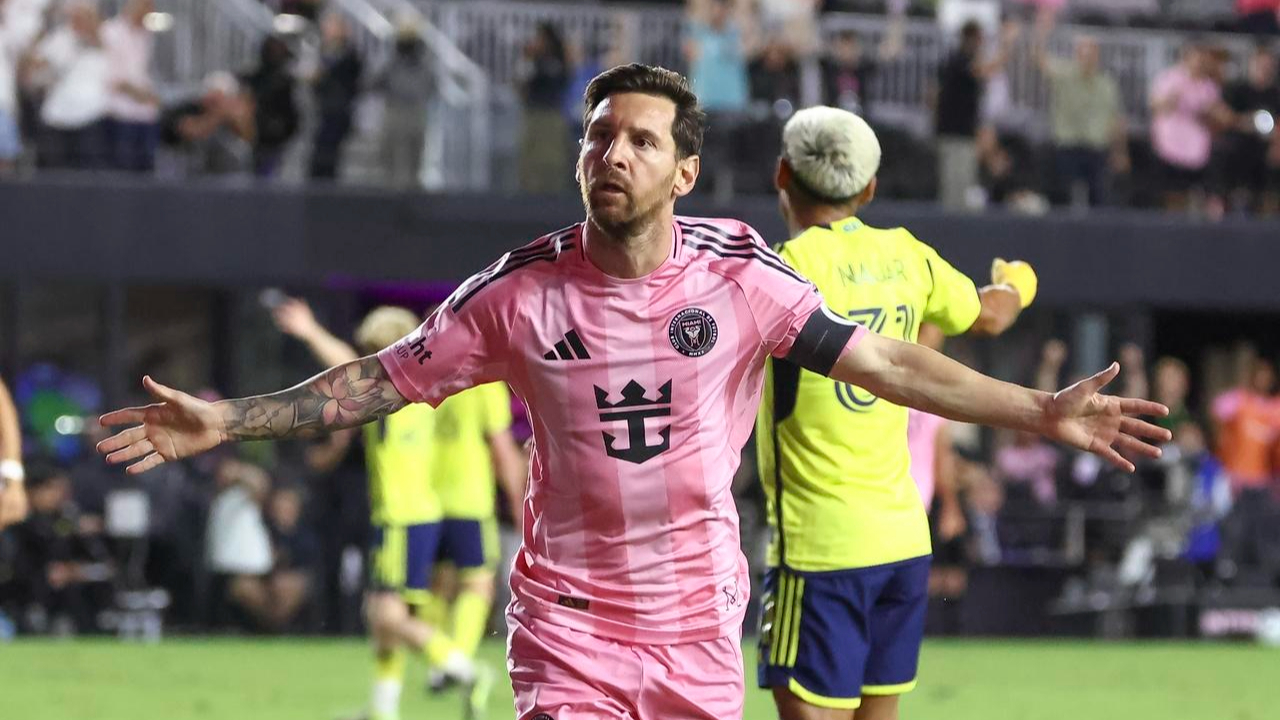 开云体育-梅西回归赛场，突破纪录首场状态亮眼，中国队观众沸腾！的简单介绍